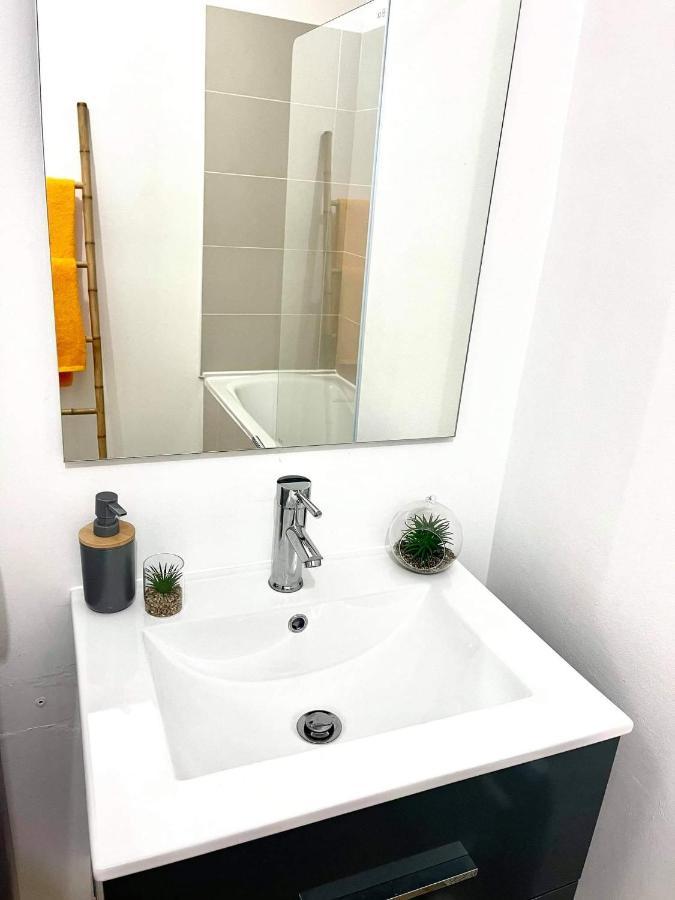 Entierement Equipe, Climatise, Wifi, Au Dernier Etage Sans Vis A Vis Lejlighed Saint-Denis Eksteriør billede